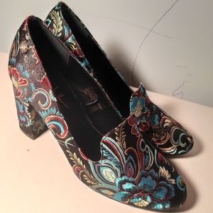 Nicole Miller Kea brocade fabric pumps euc sz 8.5